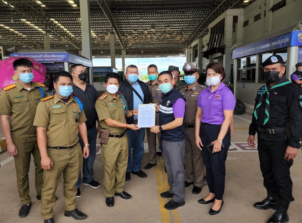 ตม.เชียงแสน รับ 13 คนไทยกลับบ้าน หลังถูกหลอกไปทำงานที่คิงส์โรมัน