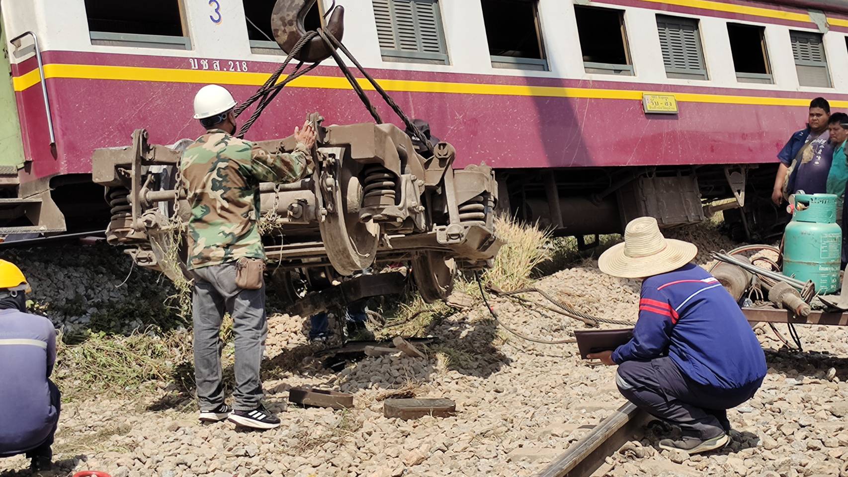 ยกขบวนรถไฟออกจากรางที่ตก เร่งซ่อมรางเตรียมเปิดเดินรถได้ 16.00 น. วันนี้ 