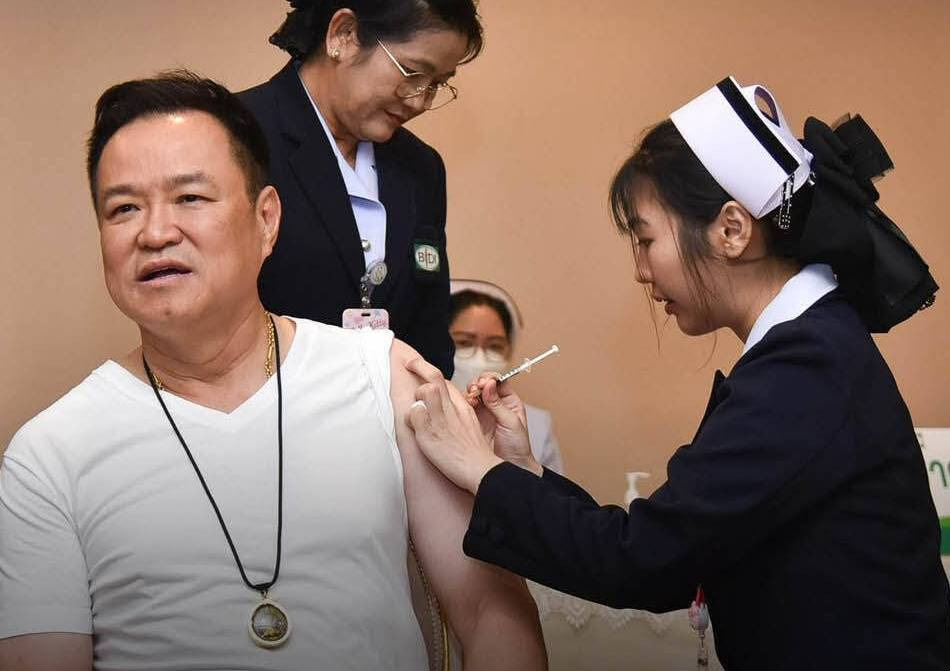 "นายกฯอนุทิน" ฉีดวัคซีนป้องกันไข้หวัดใหญ่ ขับเคลื่อนนโยบายสาธารณสุข