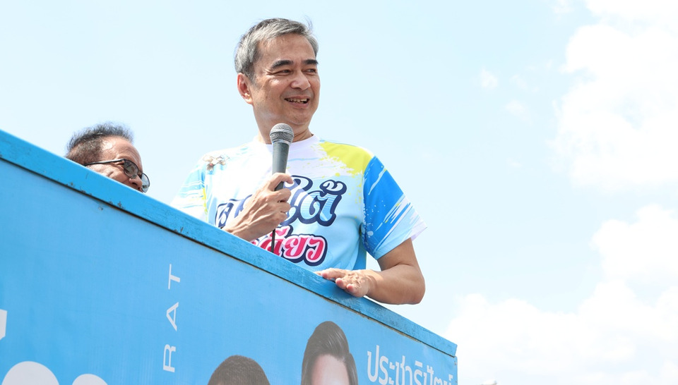 “อภิสิทธิ์” หาเสียงทุ่งใหญ่​ ใส่เสื้อสกรีน “คนใต้ใจเดียว” ประชาชนแห่รับ บอก “พี่มาร์คหล่อกว่าพิธา”