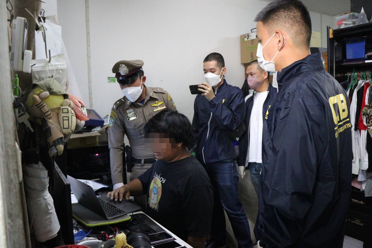 ตำรวจ ปอท. เปิดปฏิบัติการ ลุยคุ้น 3 จุด กทม.-นนทบุรี บุกจับหนุ่ม ป.โท มหาลัยดัง แฮกข้อมูลโค๊ดใต้ฝาเครื่องดื่มชูกำลังแลกเงินดิจิตอล