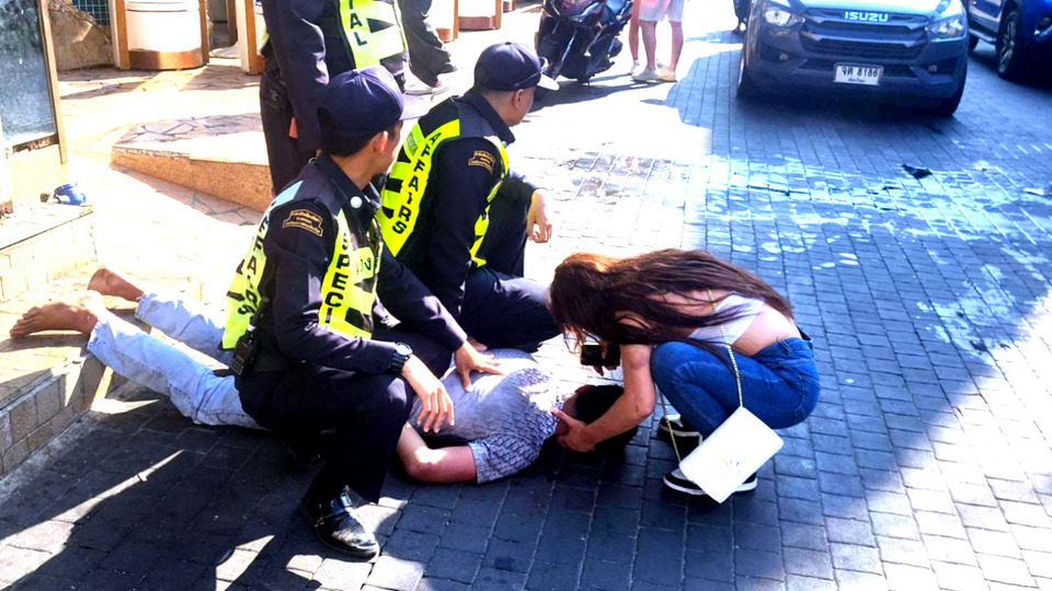 ต่างชาติเกิดอาละวาด Walking Street พัทยา หลังถูกปลุกกลางถนน