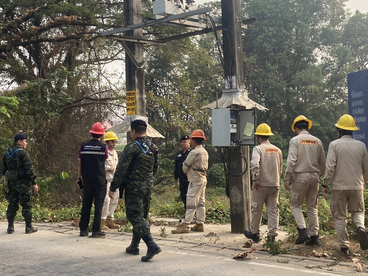 แม่สอดกฟภ .ใช้เหล็กตัดสะพานไฟ 6 ตัวหยุดไฟฟ้าเมียวดี เต็มระบบ