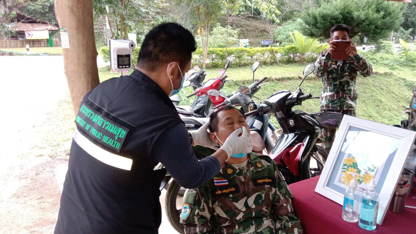 วนอุทยานทุ่งบัวตองตรวจเข้มโควิดให้พนักงาน