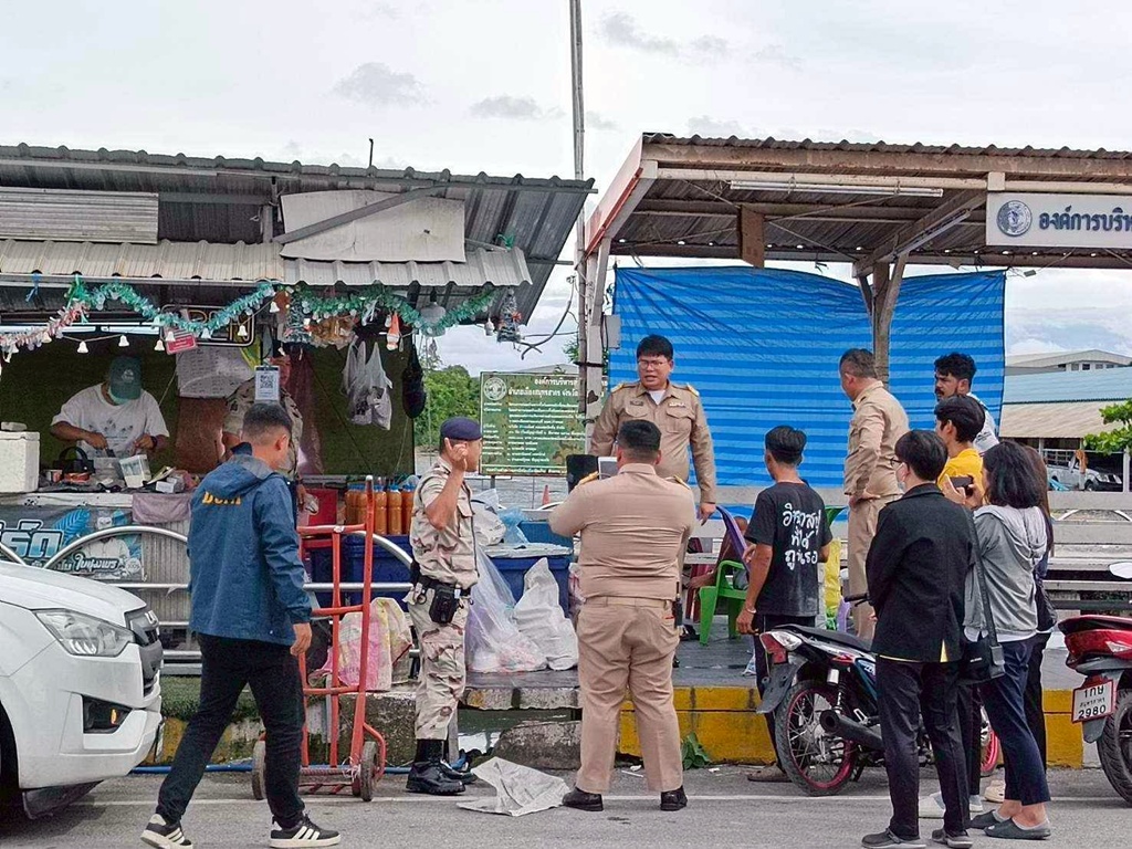 ท้าทายอำนาจรัฐ! จับ 2 หนุ่ม ตั้งร้านขายน้ำกระท่อมติดป้ายรถเมล์