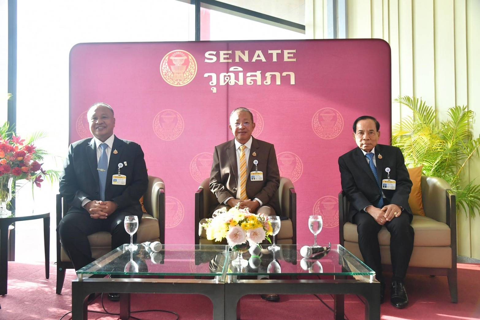 วุฒิฯจัดงานพบสื่อครั้งแรก ปรากฎน้ำรั่วสว.ต้องย้ายเก้าอี้หนี “3 ประมุขสภาสูง” ร่ายยาวเปิดใจ