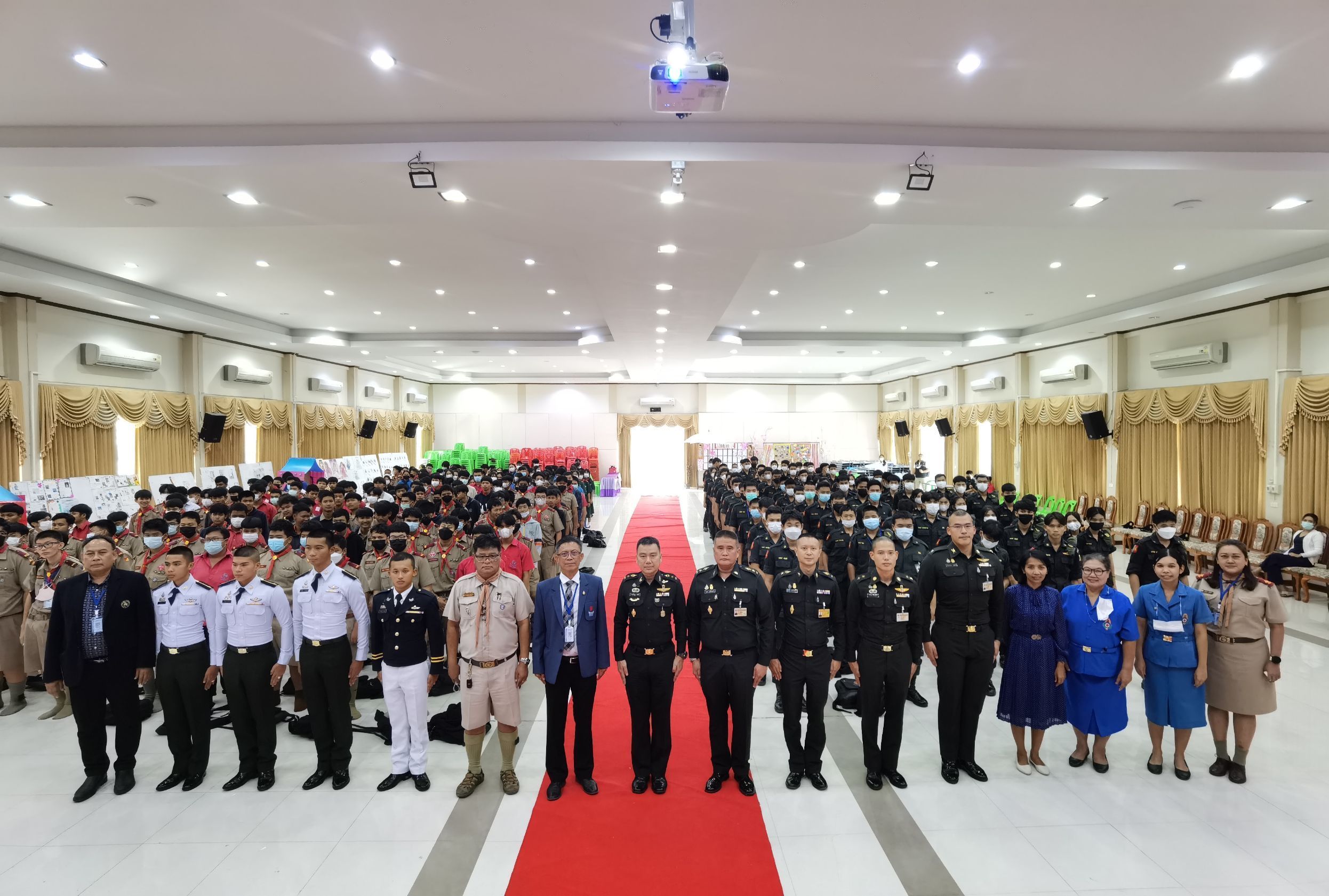 คณะส่วนการศึกษาโรงเรียนนายร้อยพระจุลจอมเกล้าแนะแนวเตรียมสอบให้โรงเรียนสิงห์บุรี