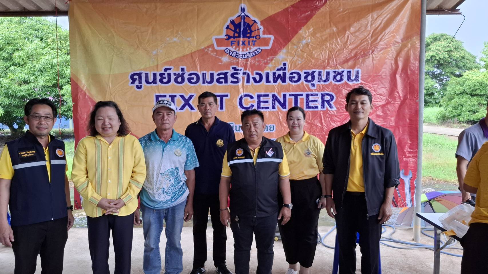 สอศ.ซับน้ำตาน้ำท่วมจัดโครงการอาชีวะจิตอาสาช่วยเหลือประชาชนผู้ประสบอุทกภัยที่สุโขทัย
