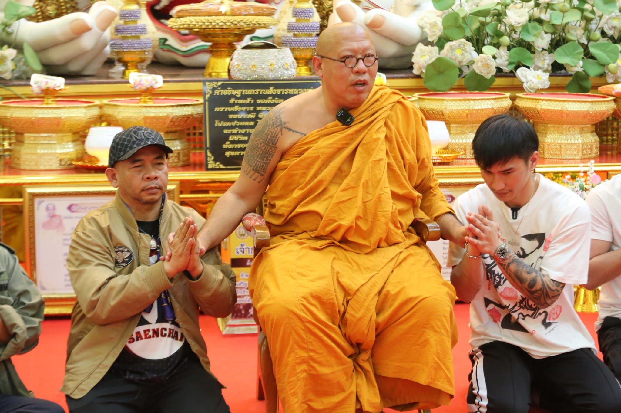 "ตะวันฉาย" กราบสังขารหลวงพ่อพูล วัดไผ่ล้อม หลังป้องกันแชมป์โลก "หลวงพี่น้ำฝน" มอบตระกรุดทองคำหลวงพ่อพูล 3 ชิ้นในโลกไว้ติดตัว 