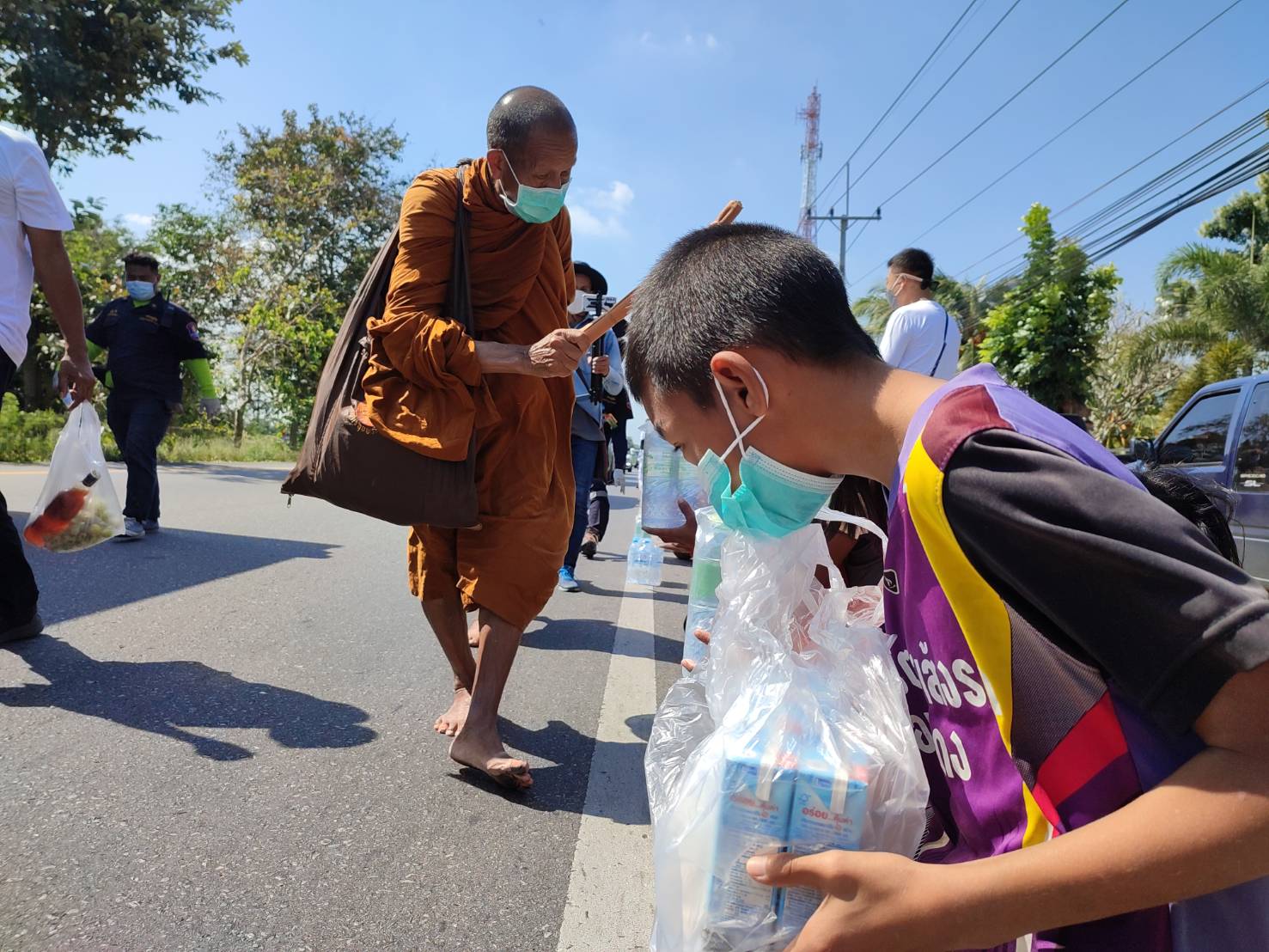 ชาวประจวบฯ ถวายน้ำดื่มหลวงตาบุญชื่น แน่นถนนเพชรเกษม ลูกศิษย์ยันเดินเท้าเปล่าจาริกธรรมไกลกว่า 700 กม.ไร้ปัญหาด้านสุขภาพ