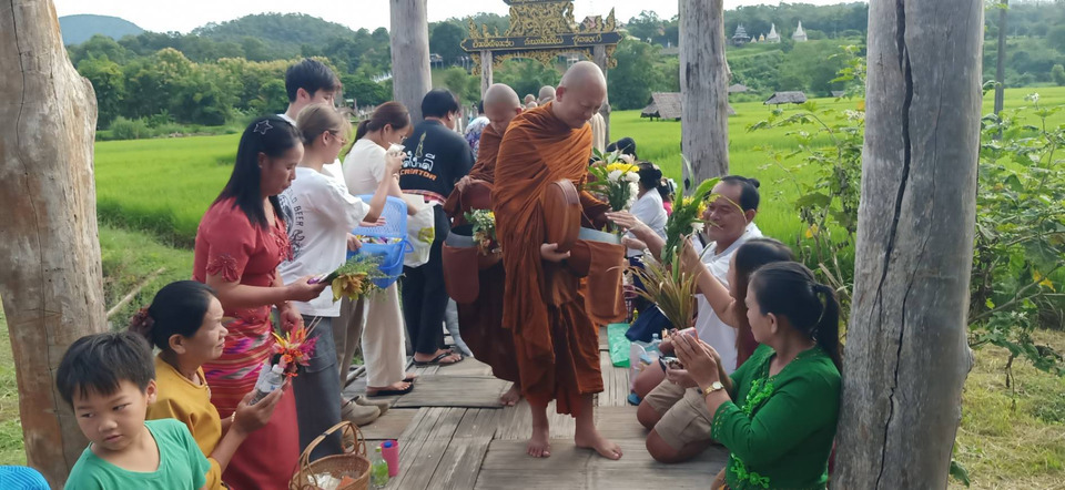 ตักบาตรสะพานซูตองเป้ แม่ฮ่องสอน คนร่วมทำบุญบางตา ไร้นักท่องเที่ยว