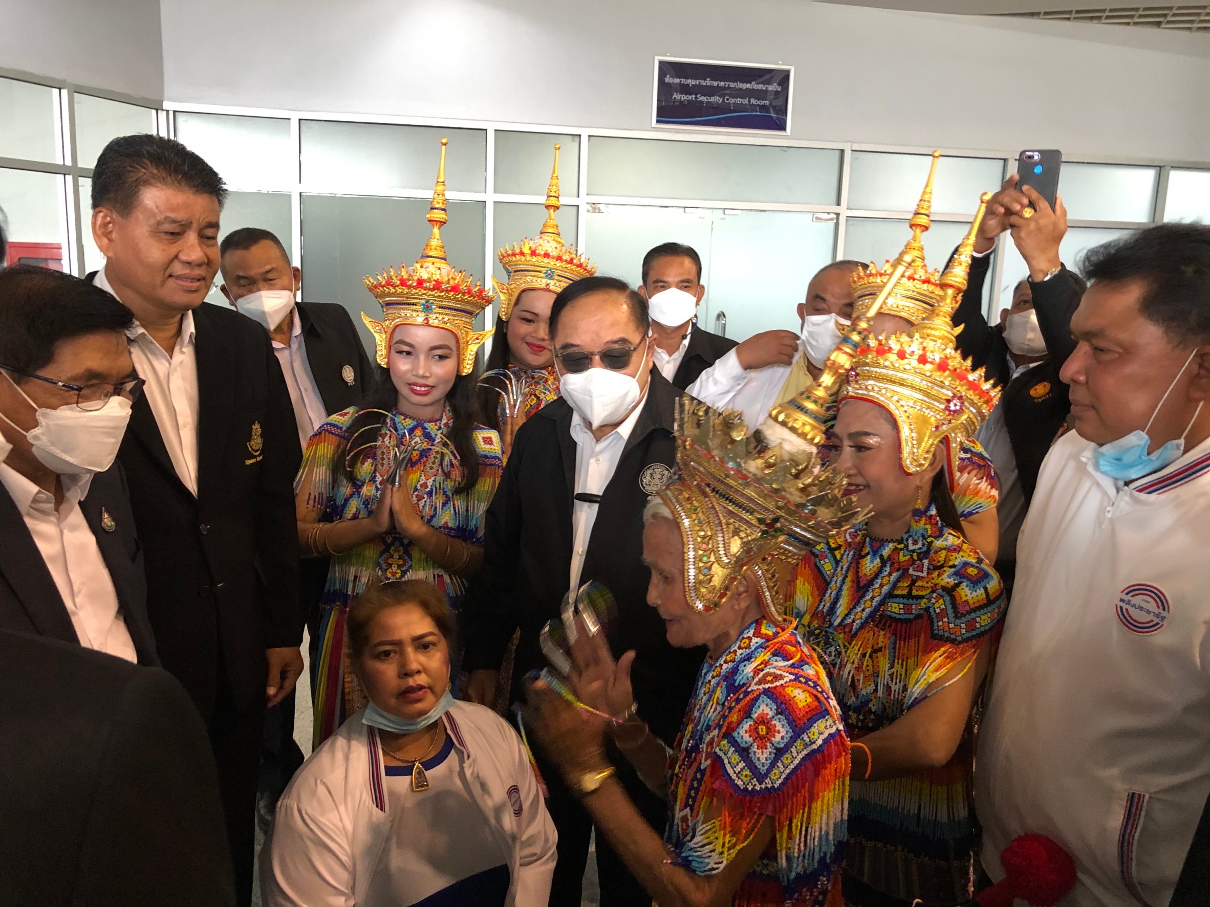 “บิ๊กป้อม” เยือนกระบี่ ส.ส.พลังประชารัฐต้อนรับ มโนราห์ขับกลอนอวยพรให้แข็งแรง-สมหวังทำงานเพื่อบ้านเมือง