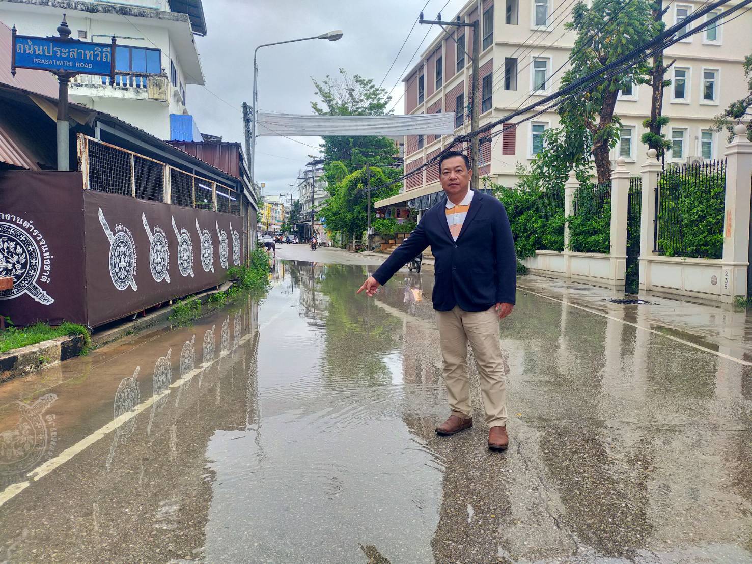 ชาวบ้านร้อง “นุ้ยส์ เมืองฉอด” สท.นครแม่สอด  เหตุฝนตกน้ำท่วมขัง พื้นถนน เน่าเสีย 