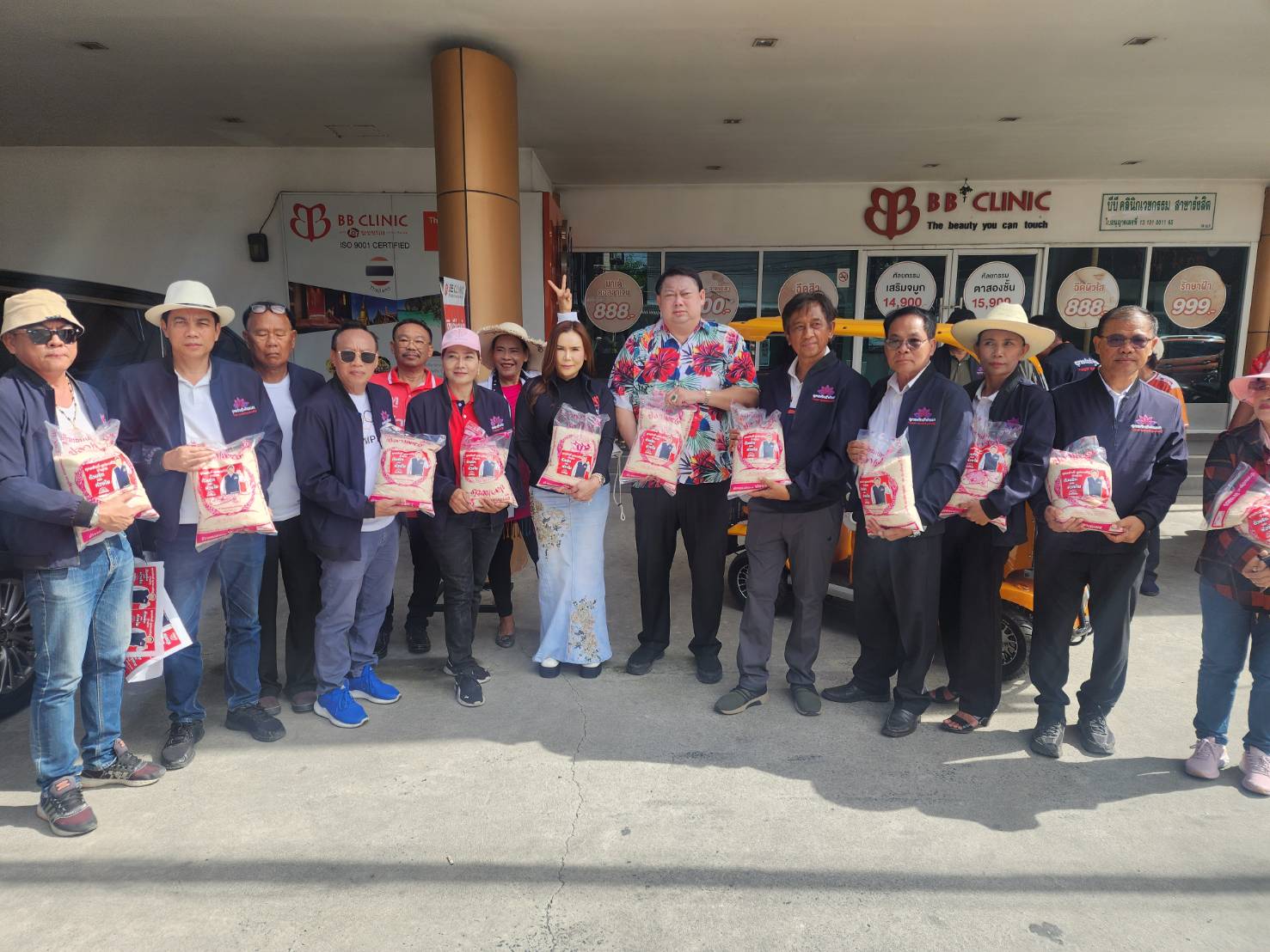 ปทุมธานี "จ่ายุทธ" พร้อมทีมงาน "ยุทธศักดิ์พัฒนา" มอบข้าวสาร 400 ถุง ช่วยเหลือประชาชน
