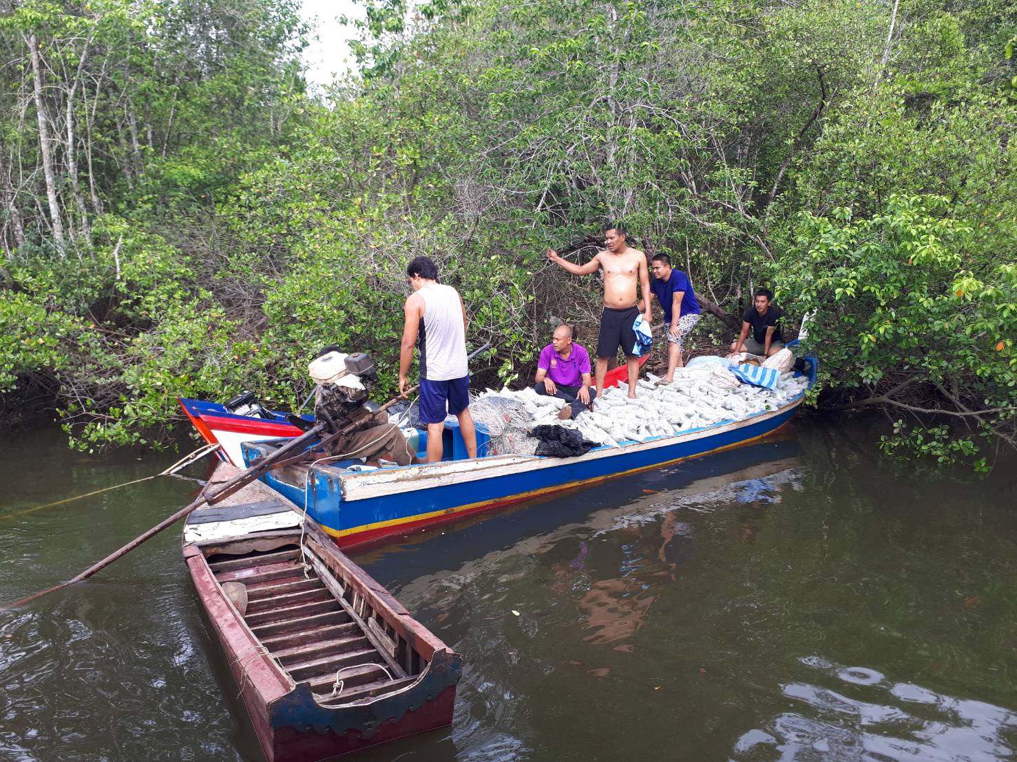 ตะครุบเรือกองทัพมดขนใบกระท่อมจากมาเลเซียเต็มลำพร้อม ผตห.