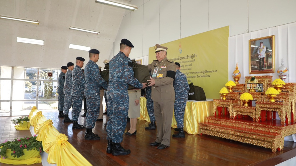 "องคมนตรี" เชิญถุงพระราชทานมอบแก่ผู้ปฏิบัติงานด้านความมั่นคง ติดตามการดำเนินงานโครงการอันเนื่องมาจากพระราชดำริ ในพื้นที่เชียงใหม่และลำพูน