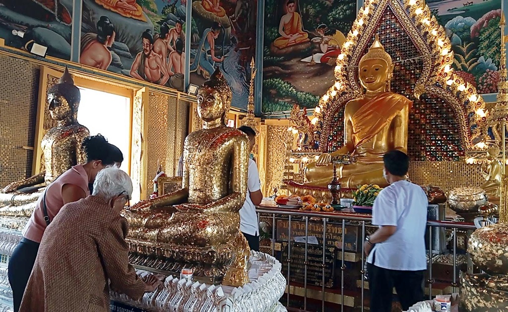 ปชช.แห่ไหว้ขอพร ปิดทอง "พระเจ้าใหญ่" วัดหงษ์ เสริมมงคลชีวิตช่วงสงกรานต์ 2567