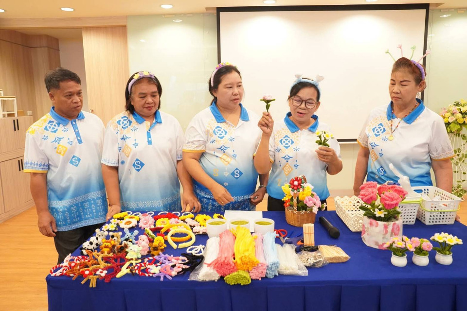 ทต.เขตรอุดมศักดิ์ สานสัมพันธ์ครอบครัว จัดกิจกรรม “ร้อยรัก ผูกใจ” ด้วยลวดกำมะหยี่ 