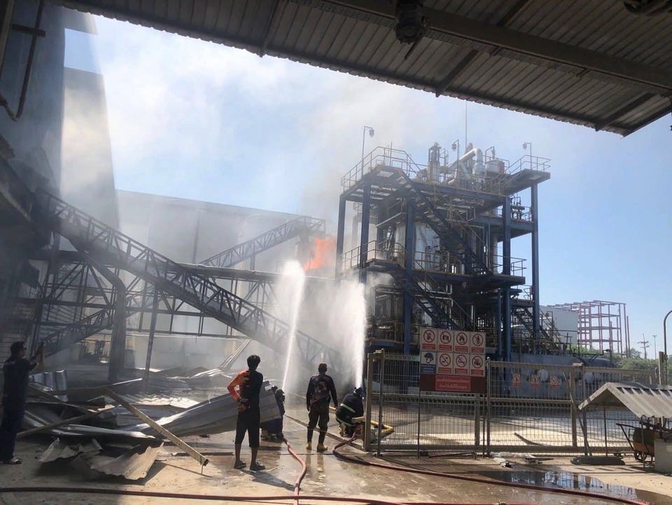 ไฟไหม้โรงงานน้ำมันรำข้าว อ.ไชโย ดับเพลิงกว่า 3 ชม. เจ็บ 3-รองผู้ว่าฯ ลงคุมเคมีเข้ม 