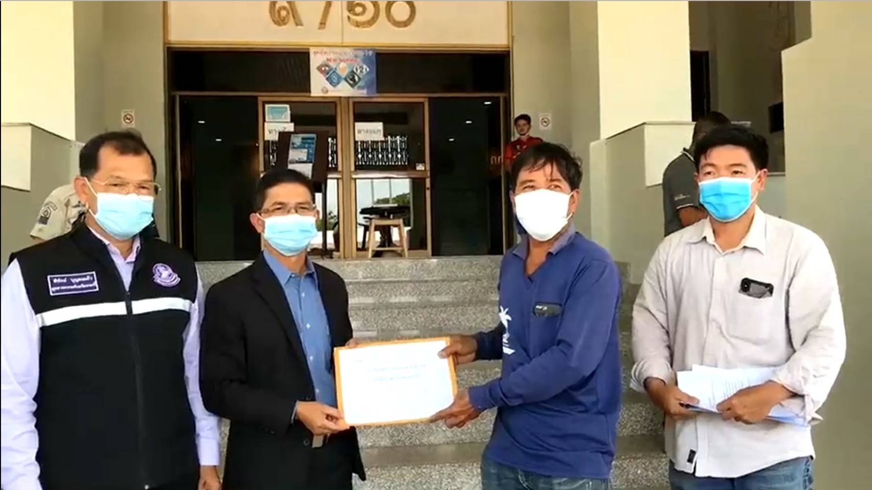  ชมรมผู้ปลูกปาล์มน้ำมันฯ ยื่นหนังสือถึงนายกรัฐมนตรี  ให้ตรวจสอบโรงงานสกัดน้ำมันปาล์มที่ซื้อผลปาล์มในราคาต่ำกว่ามาตรฐาน