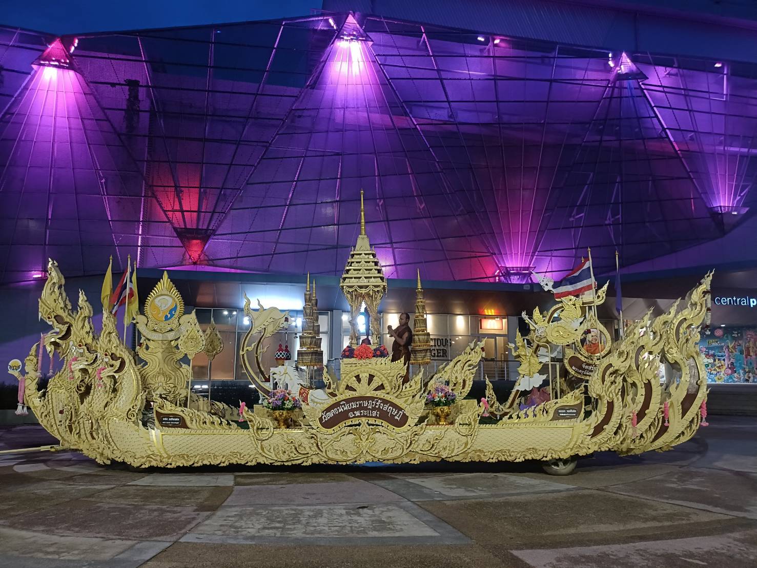 สุราษฎร์ธานี" ส่ง "เรือพญายอดน้ำ" เป็นทูตวัฒนธรรมเข้าร่วมงานประเพณีแห่เทียนพรรษา จ.อุบลราชธานี