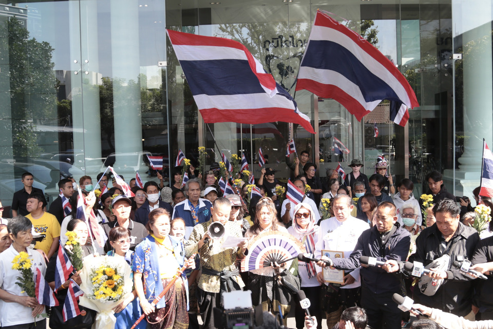 กลุ่มพสกนิกรปกป้องดินแดนและรักษ์สถาบันฯ ให้กำลังใจนายกฯปกป้องประเทศ เหตุสู้รบชายแดนไทย-กัมพูชา