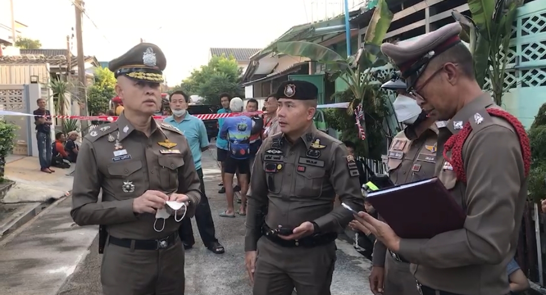 เพลิงไหม้บ้านไม้2ชั้น ลุงวัย50ปี ดับคากองเพลิงย่านบางแวก