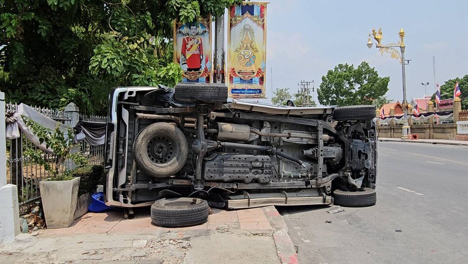 สาวขับ SUV ใช้ GPS พลาด! พุ่งชนกระบะพลิกตะแคงพิงเสาไฟ คนขับกระบะบาดเจ็บ