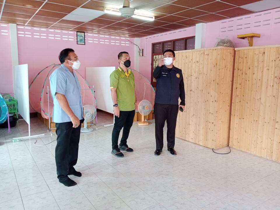 นายอำเภอป่าโมก ลงพื้นที่ให้กำลังใจเจ้าหน้าที่ พร้อมหาจุดสำรอง เตรียมรับมือผู้ติดเชื้อโควิด ในอำเภอ