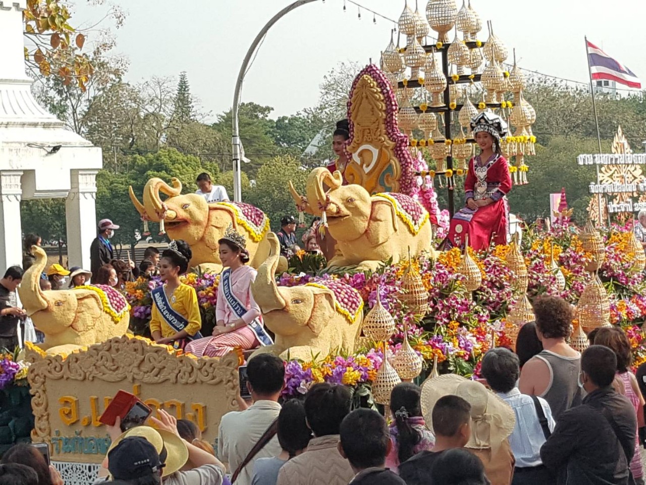 งดงามตระการตา ขบวนรถบุปผชาติ งานมหกรรมไม้ดอกไม้ประดับ จังหวัดเชียงใหม่ 