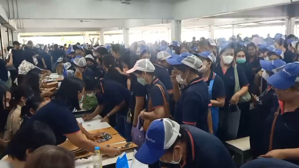 ช็อกไม่ทันตั้งตัว! พนักงานโรงงานเย็บผ้า 606 คน มาทำงานวันสุดท้ายก่อนถูกเลิกจ้าง 