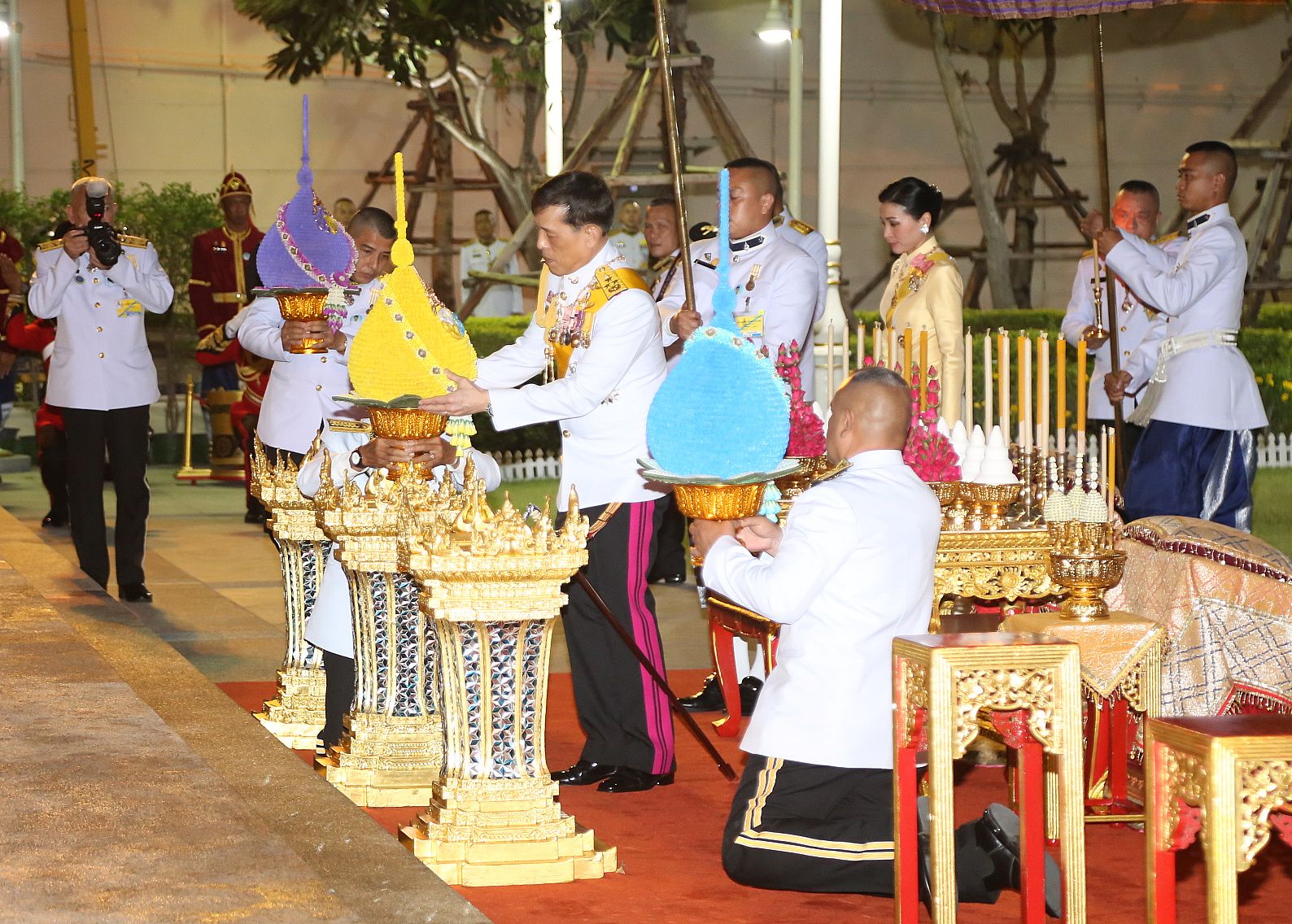 ในหลวงเสด็จวางพานพุ่มวันที่ระลึกมหาจักรีบรมราชวงศ์