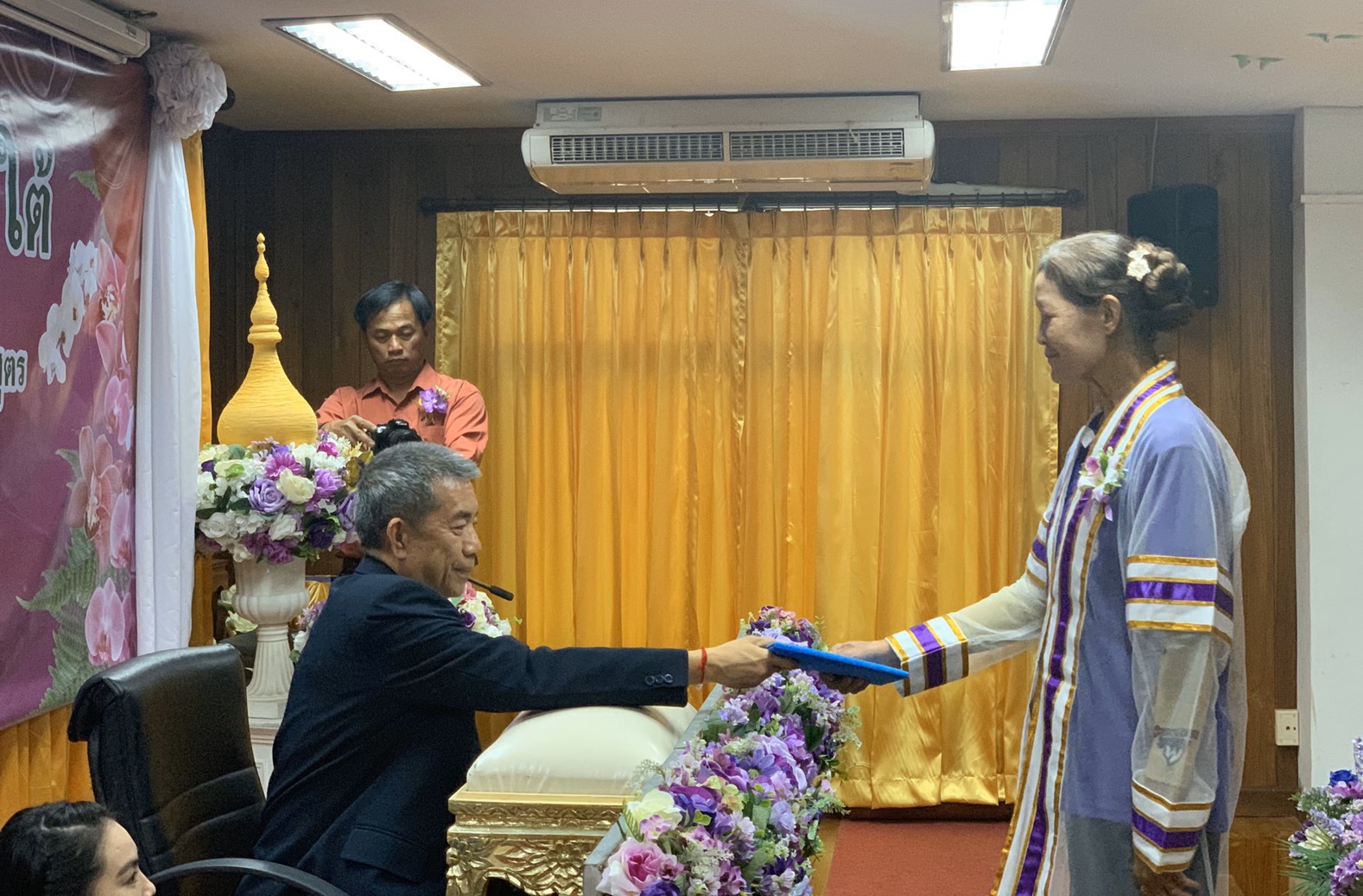 "พ่อเมืองสามหมอก" มอบใบประกาศนียบัตรโรงเรียนผู้สูงอายุภายใต้การพัฒนาศักยภาพด้านร่างกาย จิตใจและสติปัญญา