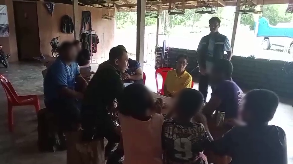 ชุมพร ปิดเทอมเศร้า พ่อเสพยา ติดเหล้า ทำร้ายทุบตีลูกสามคนและทำร้ายน้องสาวพิการจนเลือดออกหู