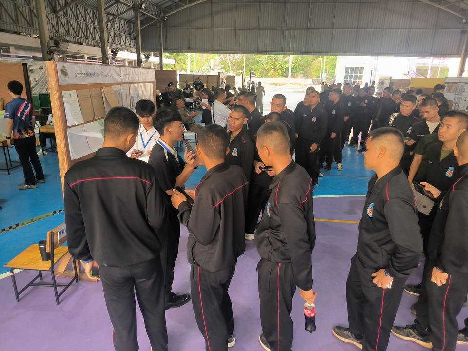 โคราชคึกคัก! ทหารกองทัพภาคที่ 2 ตบเท้าใช้สิทธิเลือกตั้ง ส.ส.-ออกเสียงประชามติ ตั้งแต่เช้า