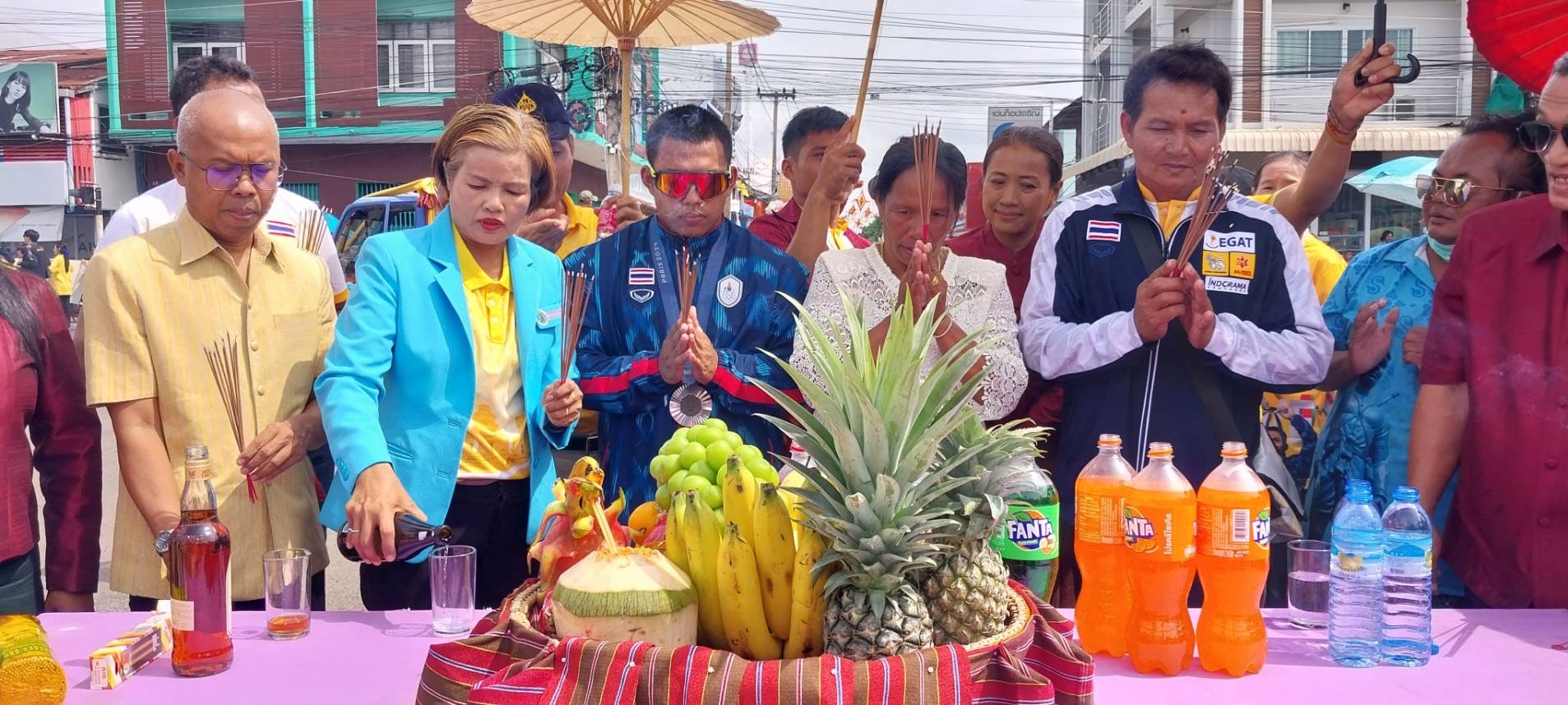 ชาวอำเภอศีขรภูมิให้การต้อนรับ"เวฟ วีรพล" ฮีโร่เหรียญเงินโอลิมปิก2024 พร้อมทำพิธีสู่ขวัญที่บ้านเกิด