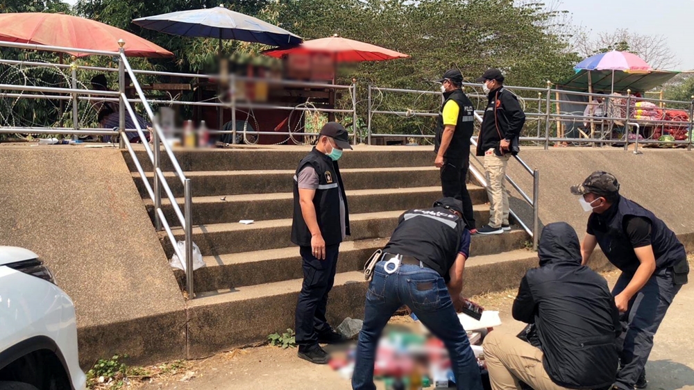 แม่สอด 1 นำชุดปราบปรามฯ จับกุมชาวเมียนมา ขายบุหรี่-สุราเถื่อน ตลาดริมเมย 