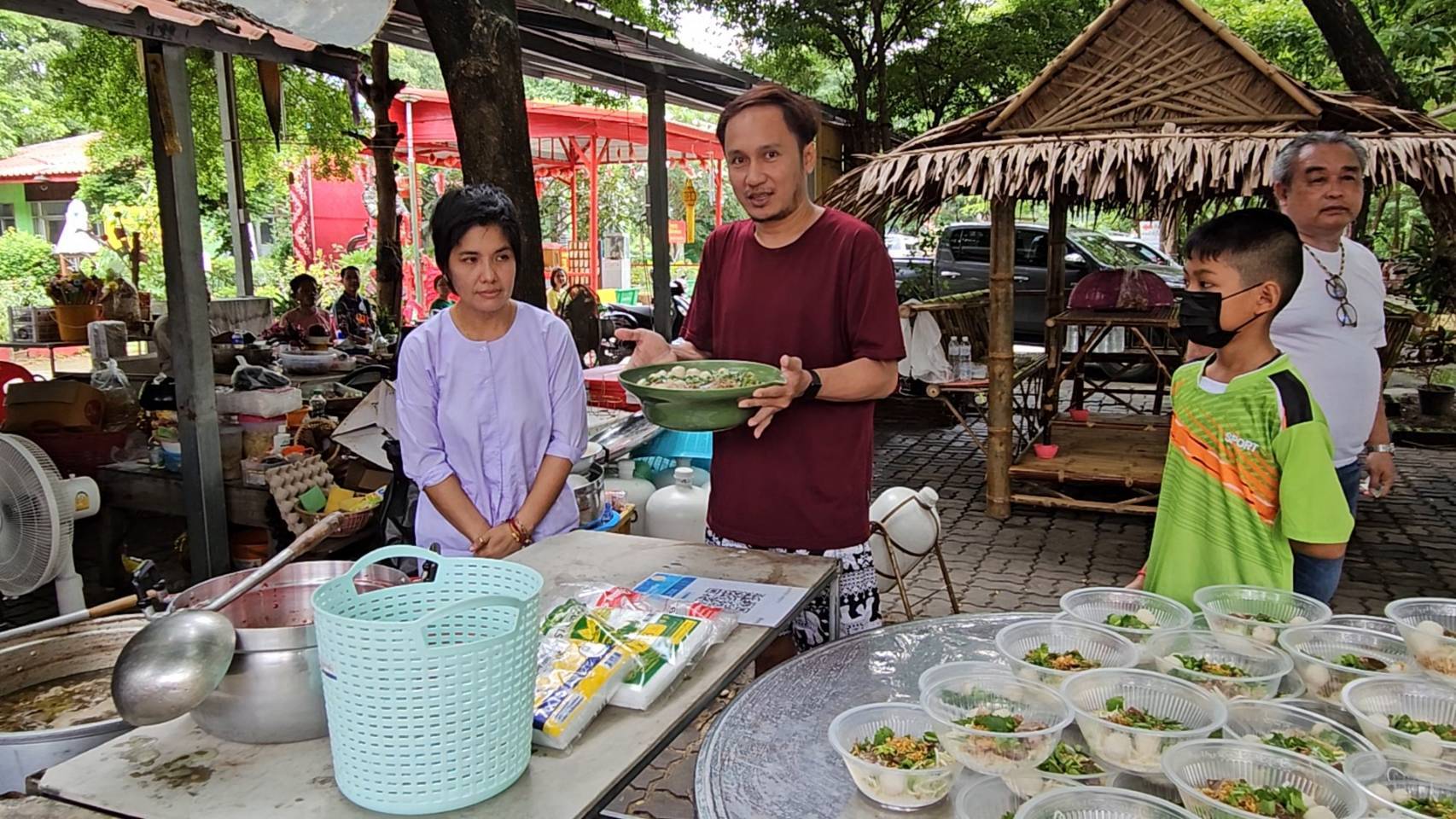 วัดสมุหประดิษฐารามจัดก๋วยเตี๋ยวสายบุญชามละ10 บาทพื่อลดภาระค่าใช้จ่ายให้กับชาวบ้านผู้มีรายได้น้อย