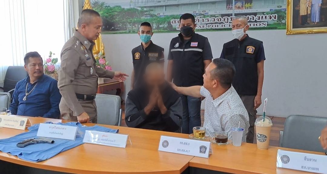 โจ๋ปืนดุติดต่อขอมอบตัวหลังยิงคู่อริเจ็บสาหัส 2  และถูกลูกหลงเจ็บอีก 1 