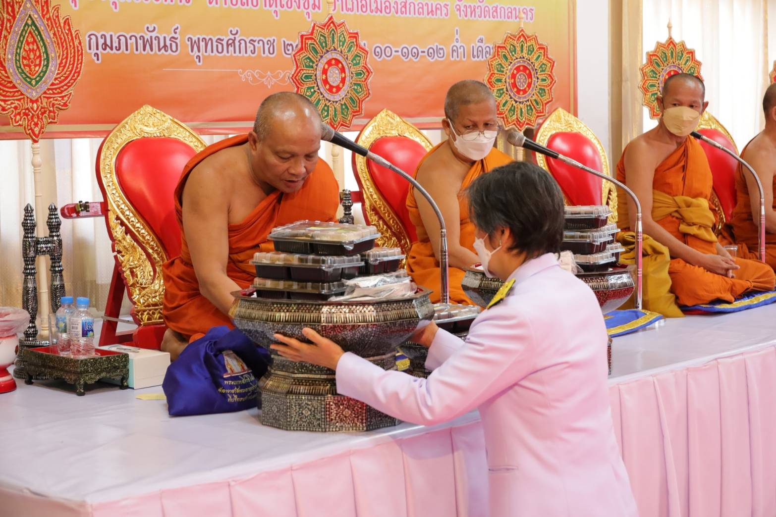 สกลนคร ถวายภัตตาหารพระราชทาน แด่พระภิกษุ สามเณร ในการสอบบาลีสนามหลวง