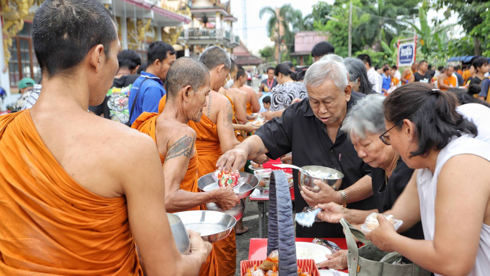 ชาวบางพูด ปทุมธานี พร้อมใจตักบาตรพระร้อย ถวายเป็นพระราชกุศลแด่ "พระพันปีหลวง"