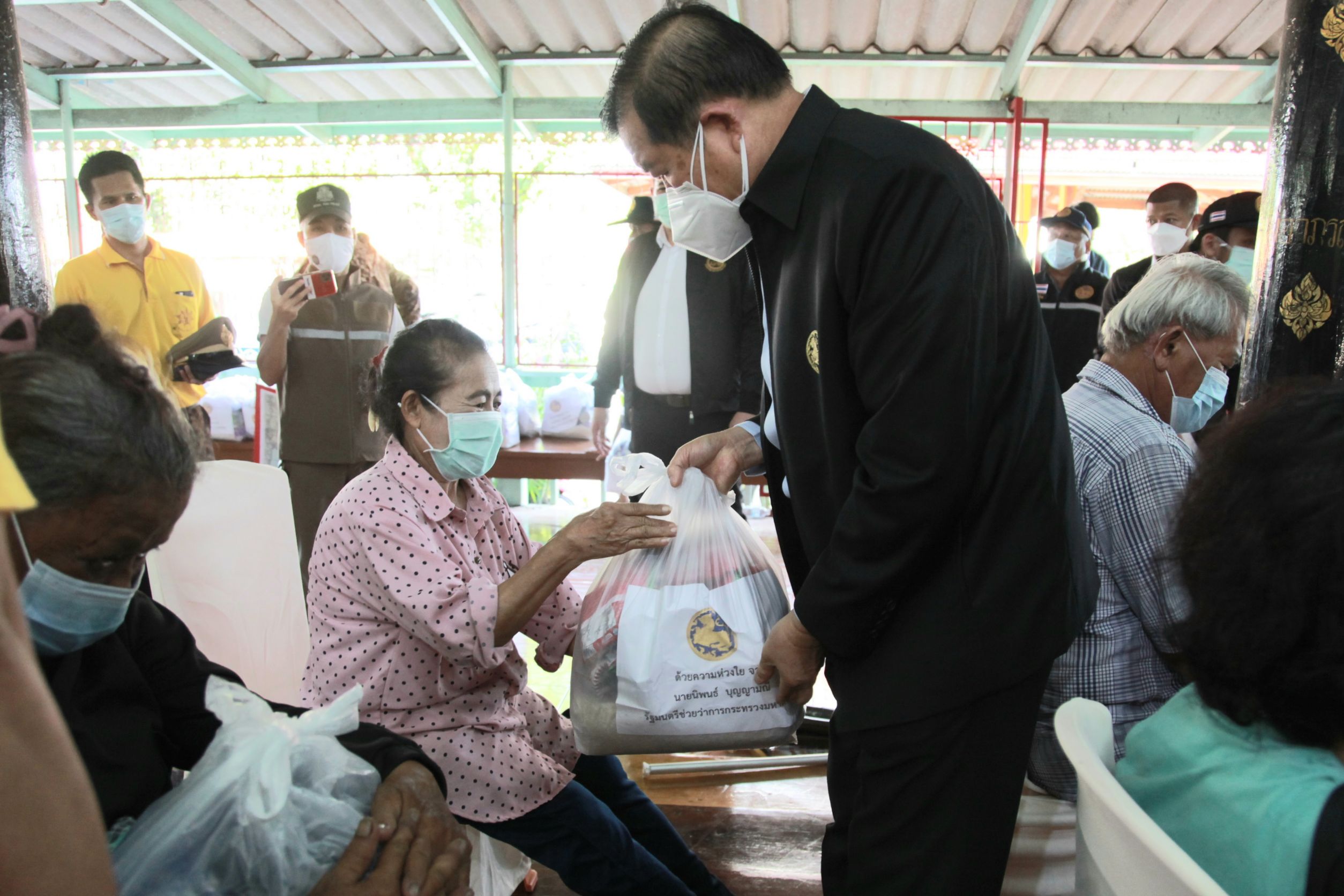  'นิพนธ์' ลงพื้นที่ผักไห่กำชับเร่งฟื้นฟูผู้ประสบภัยชาวอยุธยา