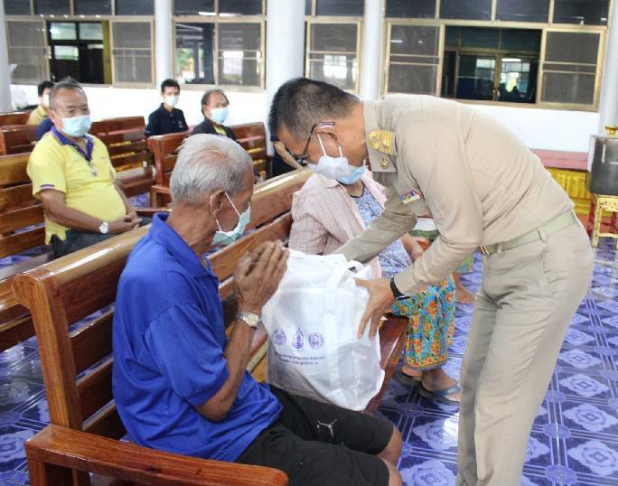 ผู้ว่าฯปทุมธานี ลงพื้นที่ “ปันน้ำใจ คนไทย ไม่ทิ้งกัน”
