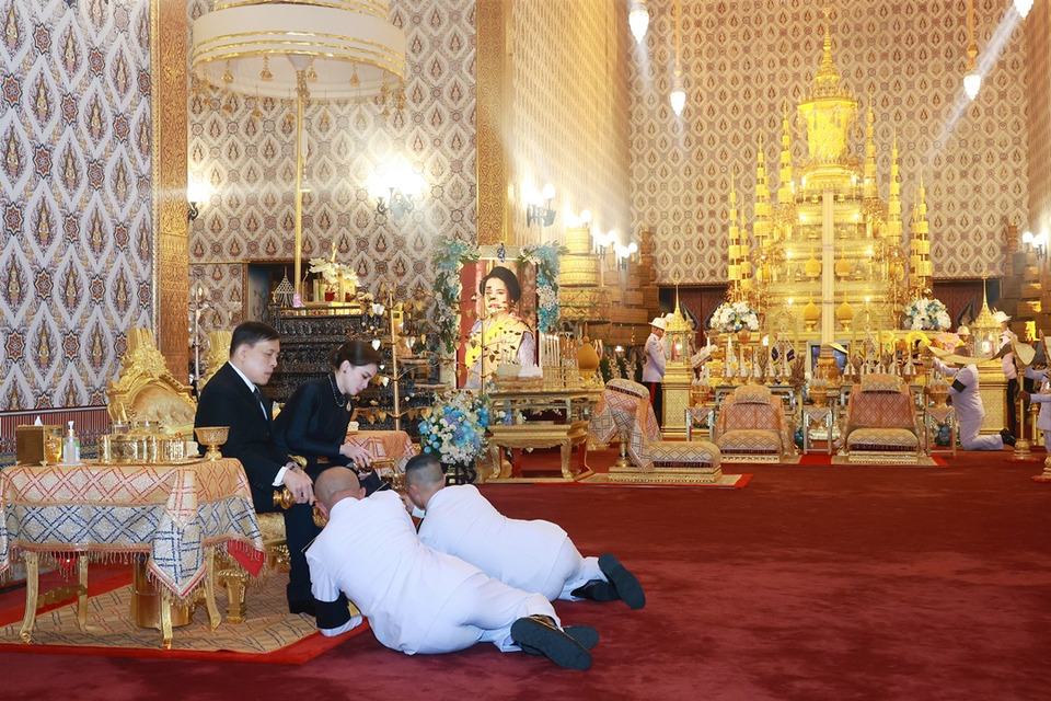 ในหลวง-พระราชินี  ทรงบำเพ็ญพระราชกุศลพระพิธีธรรมสวดพระอภิธรรม สมเด็จพระพันปีหลวง