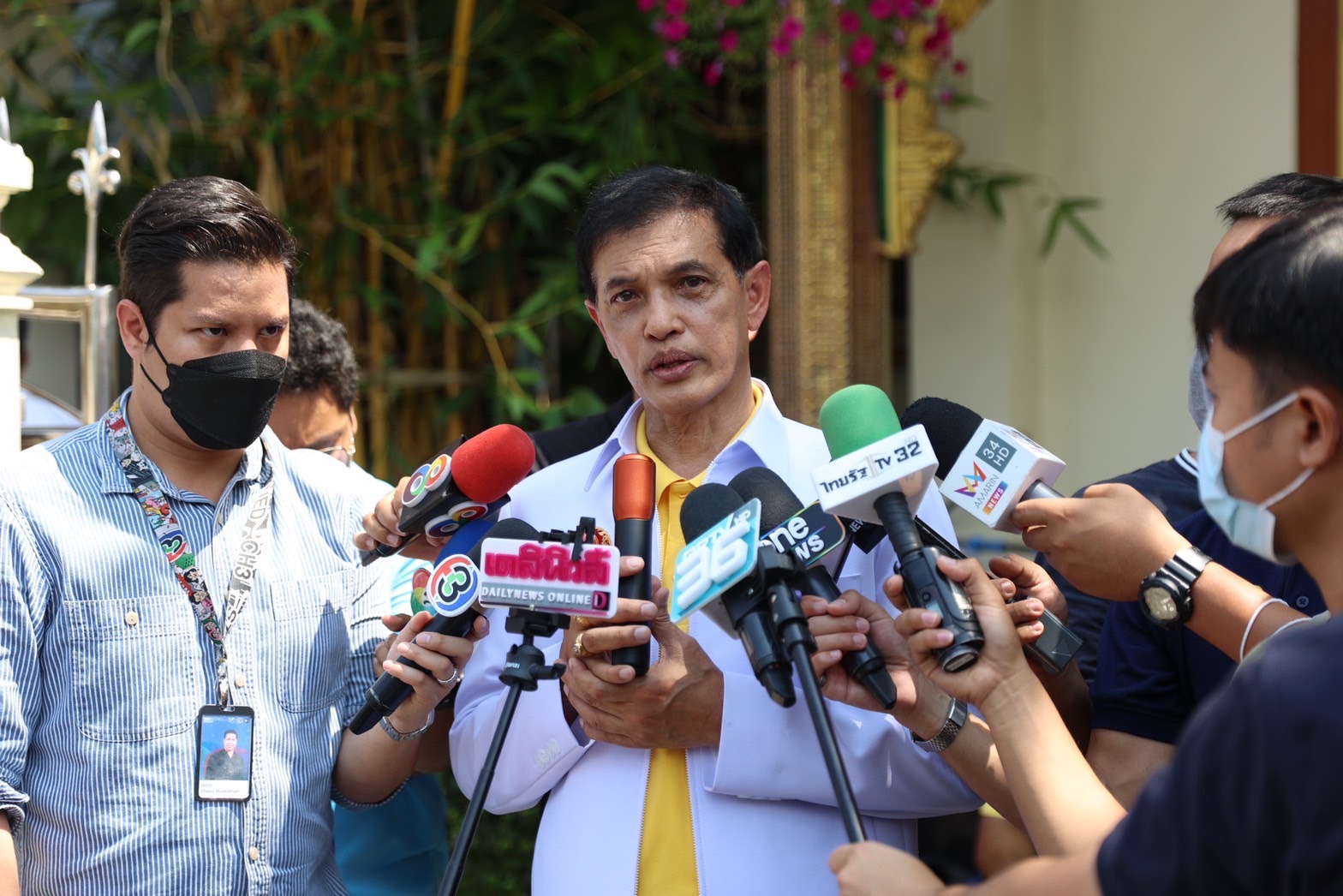 "ทนายกองทัพธรรม" พร้อมชาวบ้าน บุกวัดมหาพฤฒาราม ขับไล่ชาย "ชุดดำ-พระลูก" หวังใช้อำนาจยึดวัด