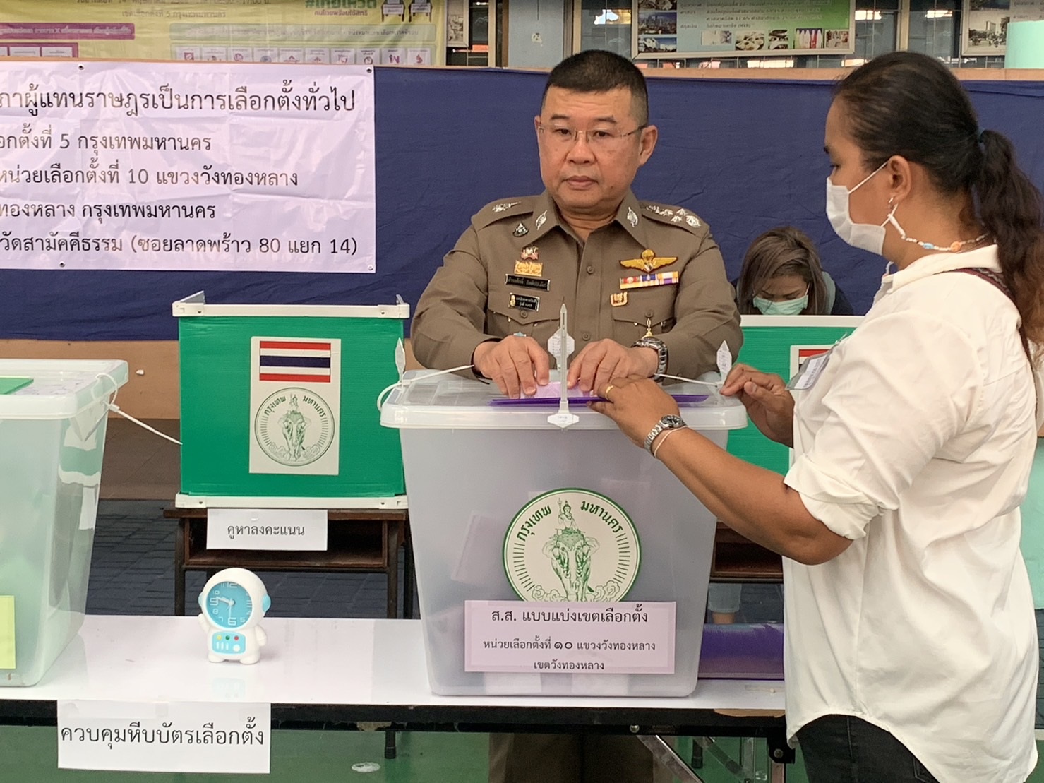  ผบ.ตร.เข้าใช้สิทธิที่เขตเลือกตั้งที่ 5 วัดสามัคคีธรรม วังทองหลาง  และเน้นลงพื้นที่ดูแลการจราจร
