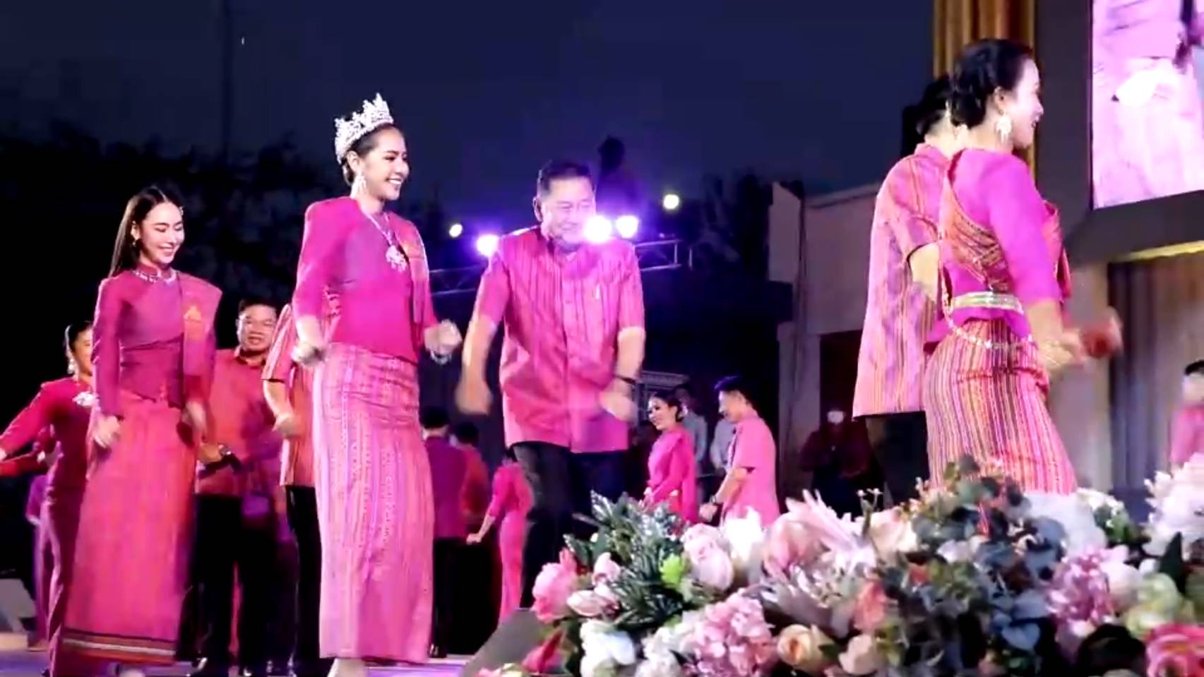 พ่อเมืองร้อยเอ็ด ร่วมฟ้อนรำวงสมมาน้ำฯให้กำลังใจการประกวดธิดาสาเกตนคร