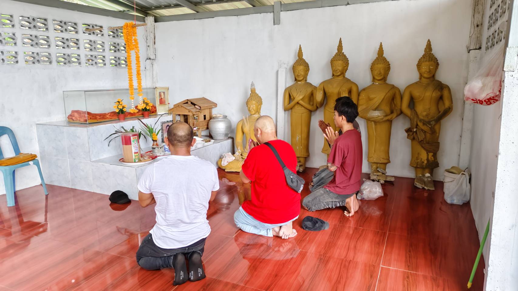 "โหน่ง ชะชะช่า"ชวนกราบไหว้หลวงพ่อสุดใจเพื่อความโชคดี