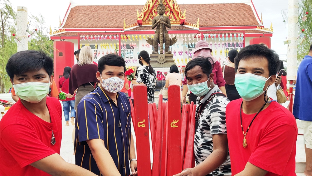 โค้งสุดท้าย!! คอหวยแห่เขย่าเซียมซียักษ์ขอโชค "ท้าวเวสสุวรรณ" วัดพังม่วง