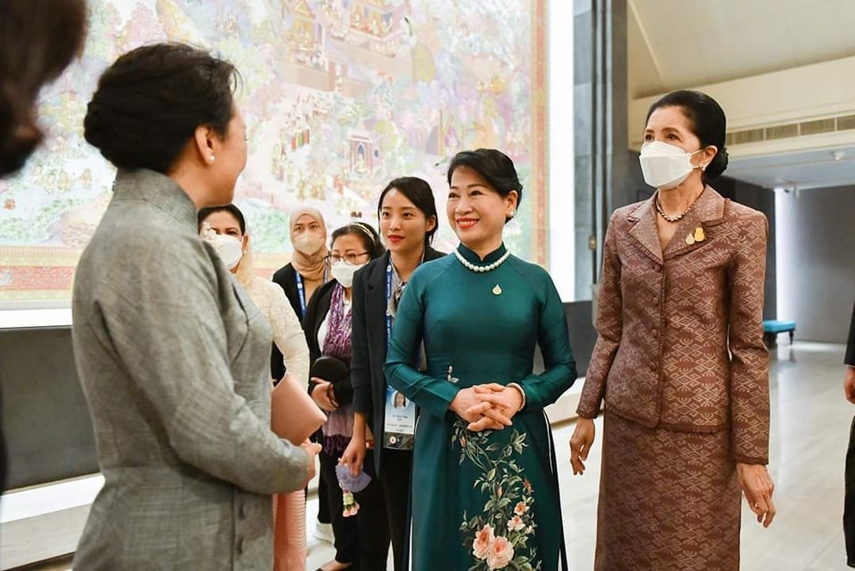 คณะคู่สมรสผู้นำเอเปคเยือนอยุธยาชมพิพิธภัณฑ์ศิลป์แผ่นดิน 